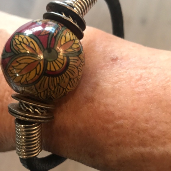 Boho Bracelet with One Large Floral Bead Preloved - Picture 4 of 6